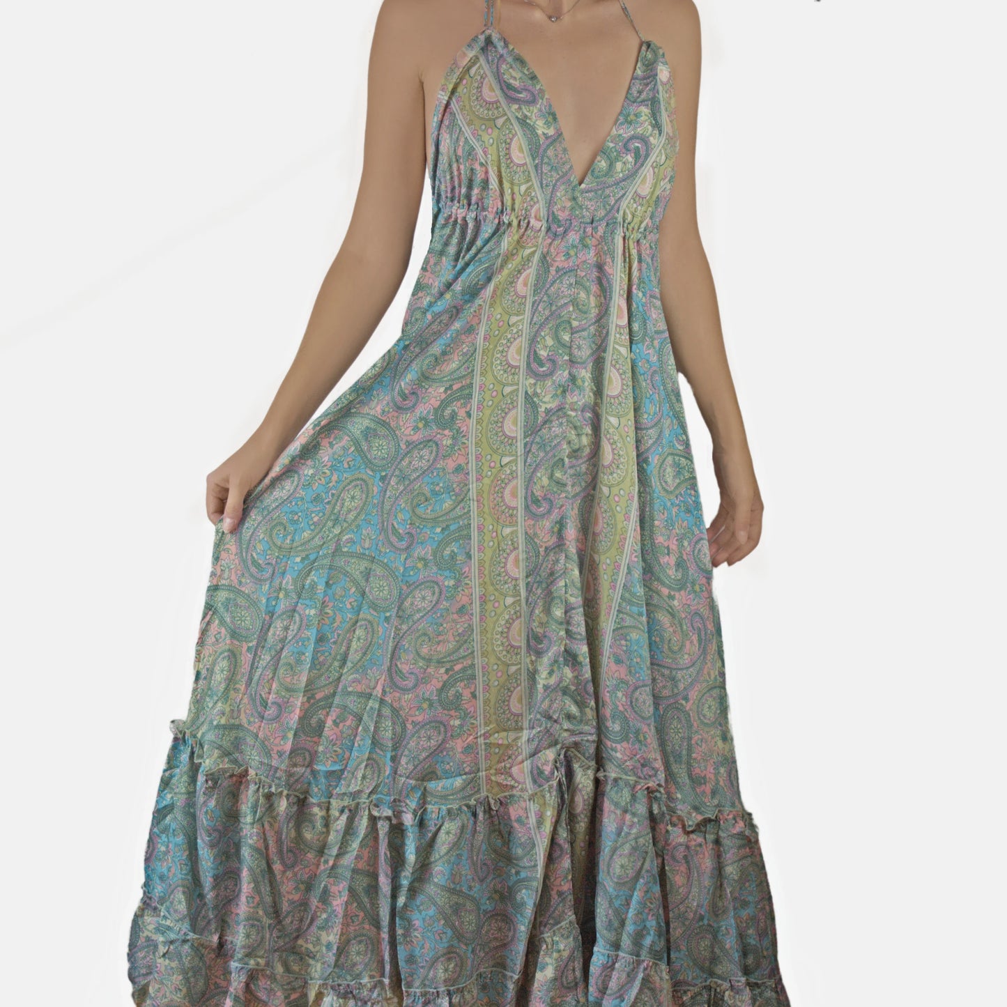 Vestido Largo Bohemio con Estampado Multicolor de Le Côté Chic, con cuello halter, espalda abierta y ajuste regulable, confeccionado en seda, perfecto para ocasiones de primavera/verano. Ideal vestido de fiesta para mujer, disponible en tallas 34 a 42.
