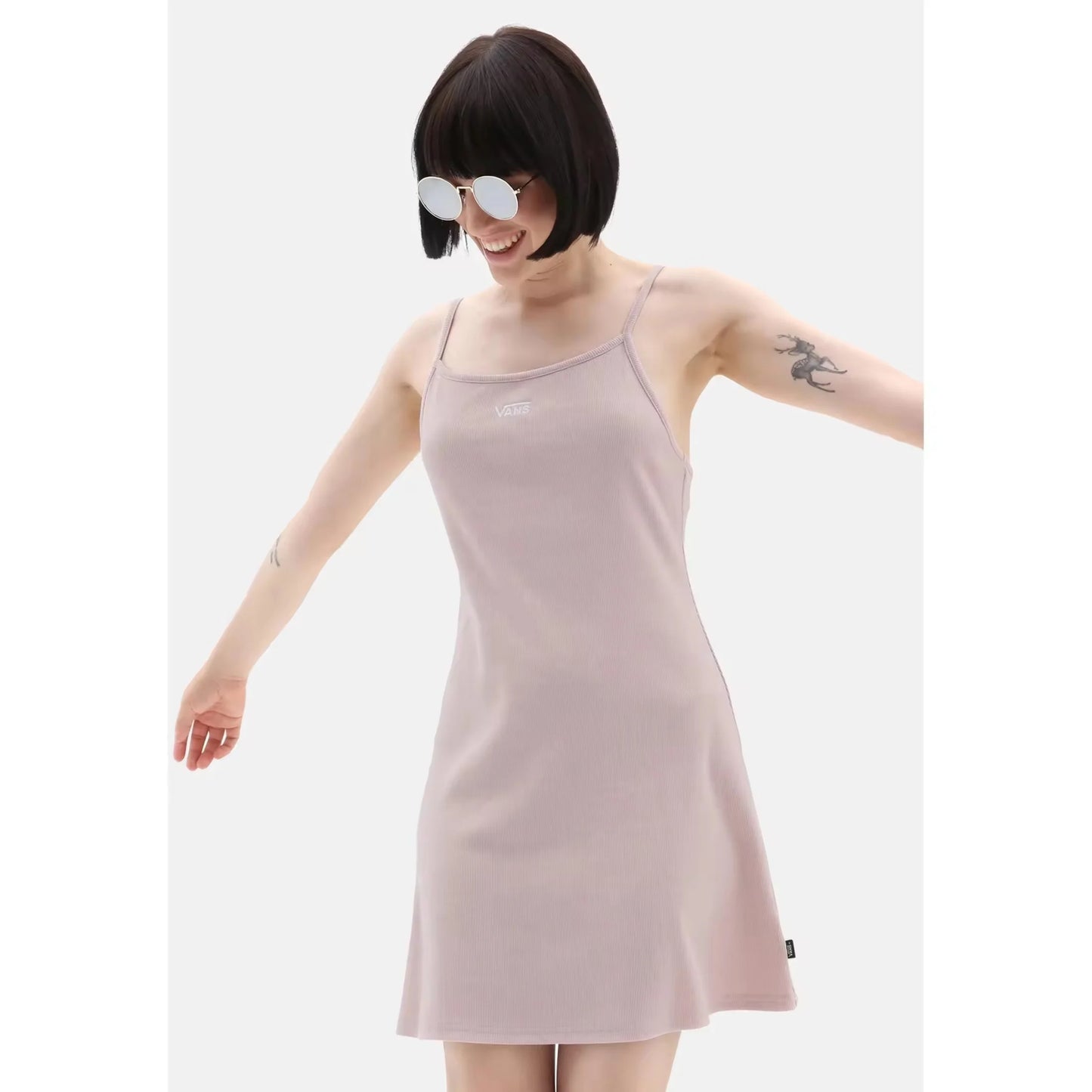Vans Jessie Dress para mujer - Vestido acampanado con tirantes ajustables, suave mezcla de algodón (58% algodón, 38% poliéster, 4% elastano) para mayor comodidad y estilo, perfecto para fiestas o salidas informales.