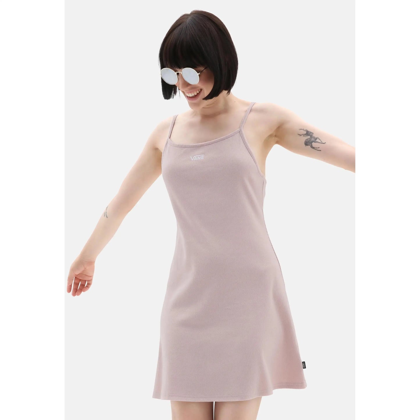 Vans Jessie Dress para mujer - Vestido acampanado con tirantes ajustables, suave mezcla de algodón (58% algodón, 38% poliéster, 4% elastano) para mayor comodidad y estilo, perfecto para fiestas o salidas informales.