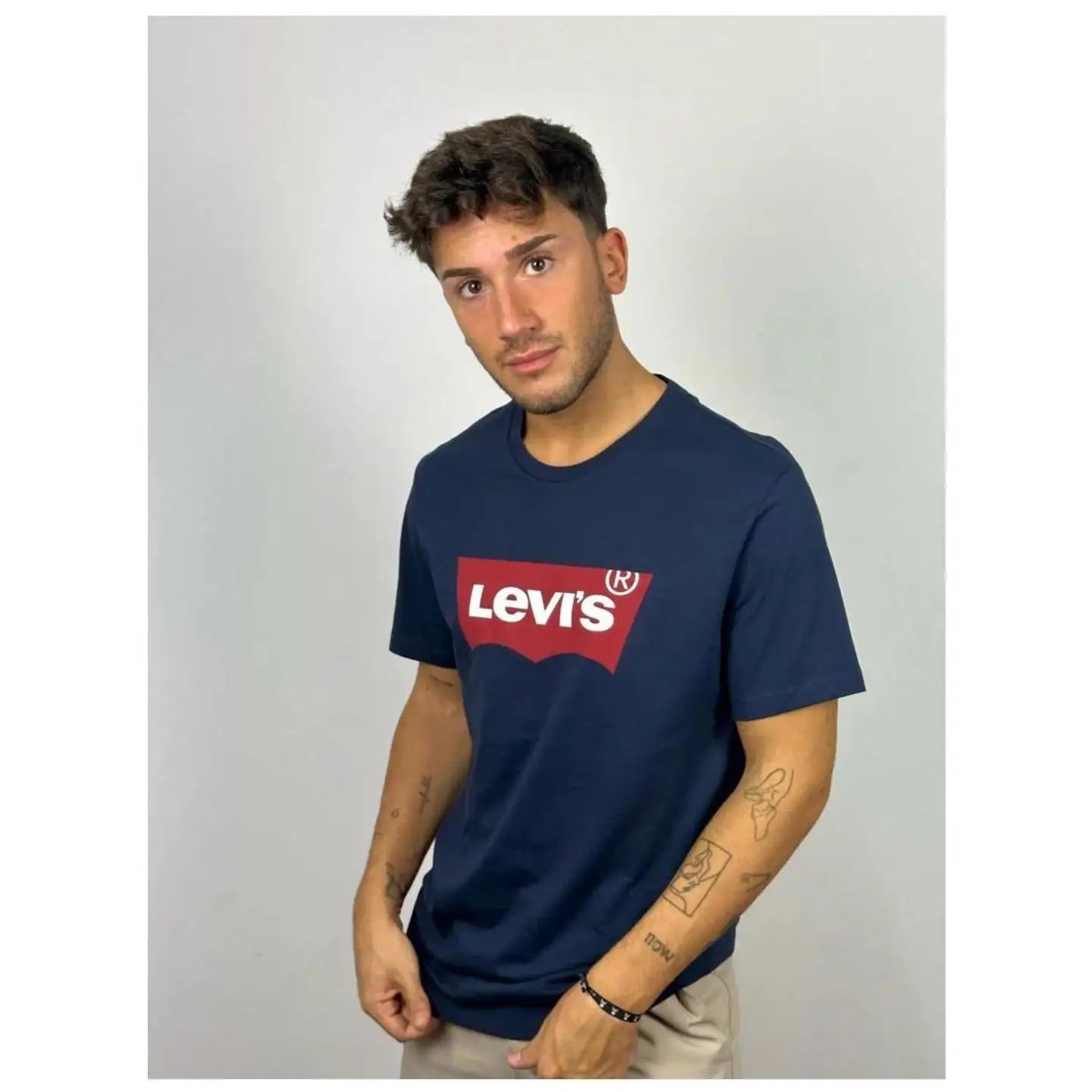 Camiseta de Hombre Levi's con Logo, Corte Regular, 100% Algodón, Manga Corta, Cuello Redondo, Duradera y Cómoda para el Día a Día, Disponible en Gris, Negro y Azul Oscuro, Perfecta para Moda Casual.
