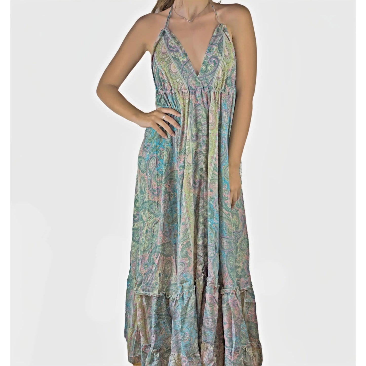 Vestido Largo Bohemio con Estampado Multicolor de Le Côté Chic, con cuello halter, espalda abierta y ajuste regulable, confeccionado en seda, perfecto para ocasiones de primavera/verano. Ideal vestido de fiesta para mujer, disponible en tallas 34 a 42.