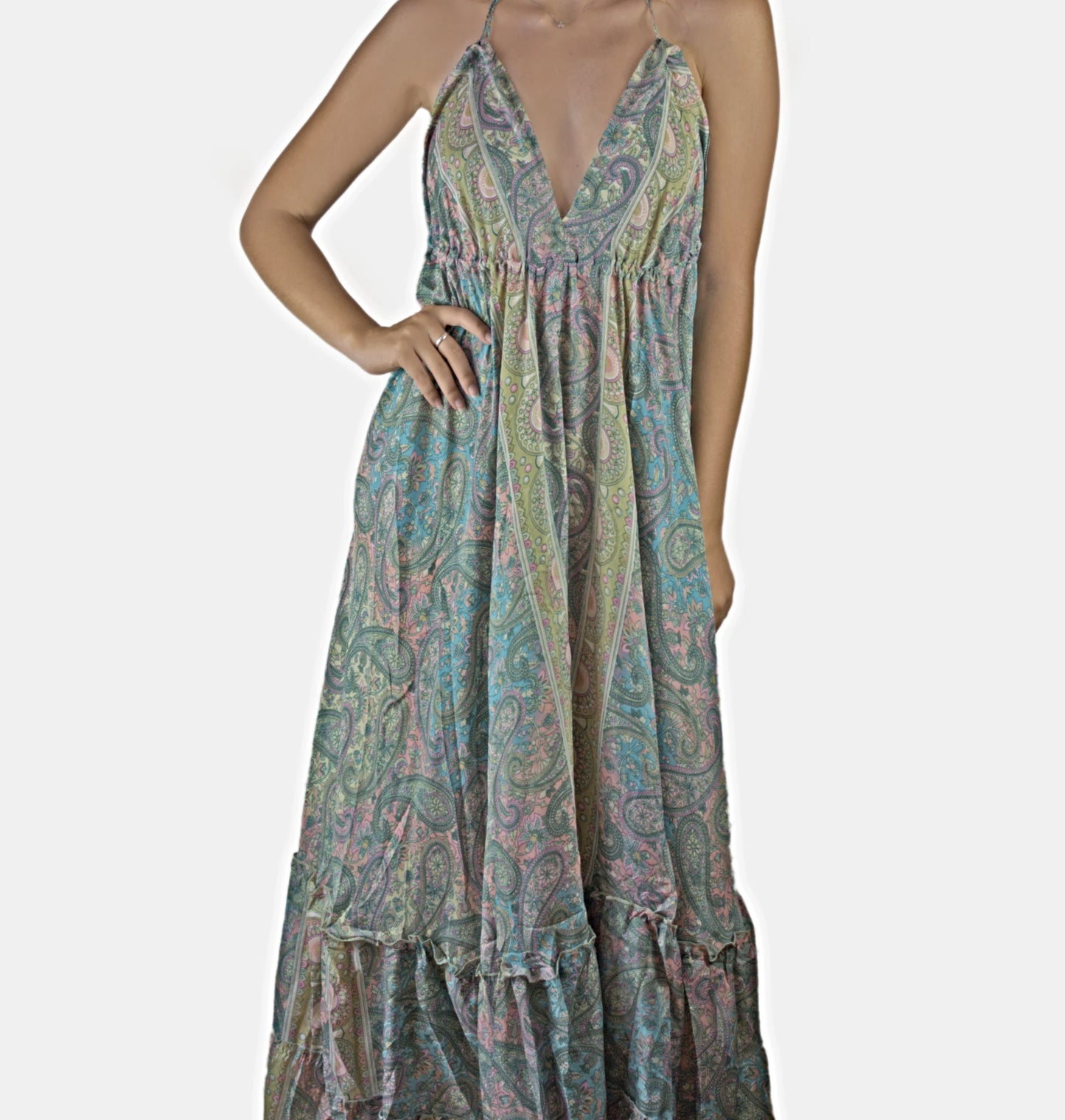 Vestido Largo Bohemio con Estampado Multicolor de Le Côté Chic, con cuello halter, espalda abierta y ajuste regulable, confeccionado en seda, perfecto para ocasiones de primavera/verano. Ideal vestido de fiesta para mujer, disponible en tallas 34 a 42.