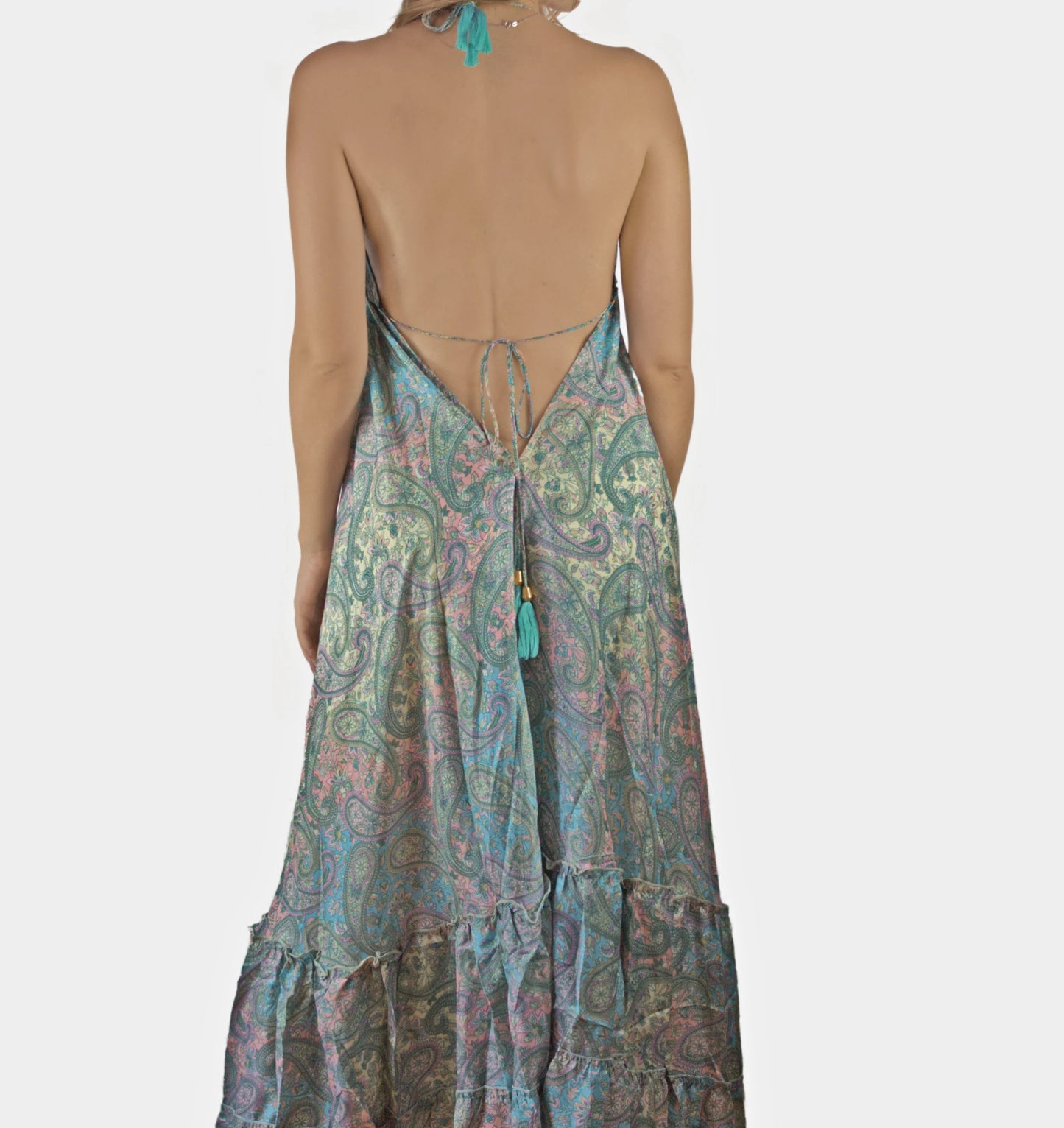 Vestido Largo Bohemio con Estampado Multicolor de Le Côté Chic, con cuello halter, espalda abierta y ajuste regulable, confeccionado en seda, perfecto para ocasiones de primavera/verano. Ideal vestido de fiesta para mujer, disponible en tallas 34 a 42.