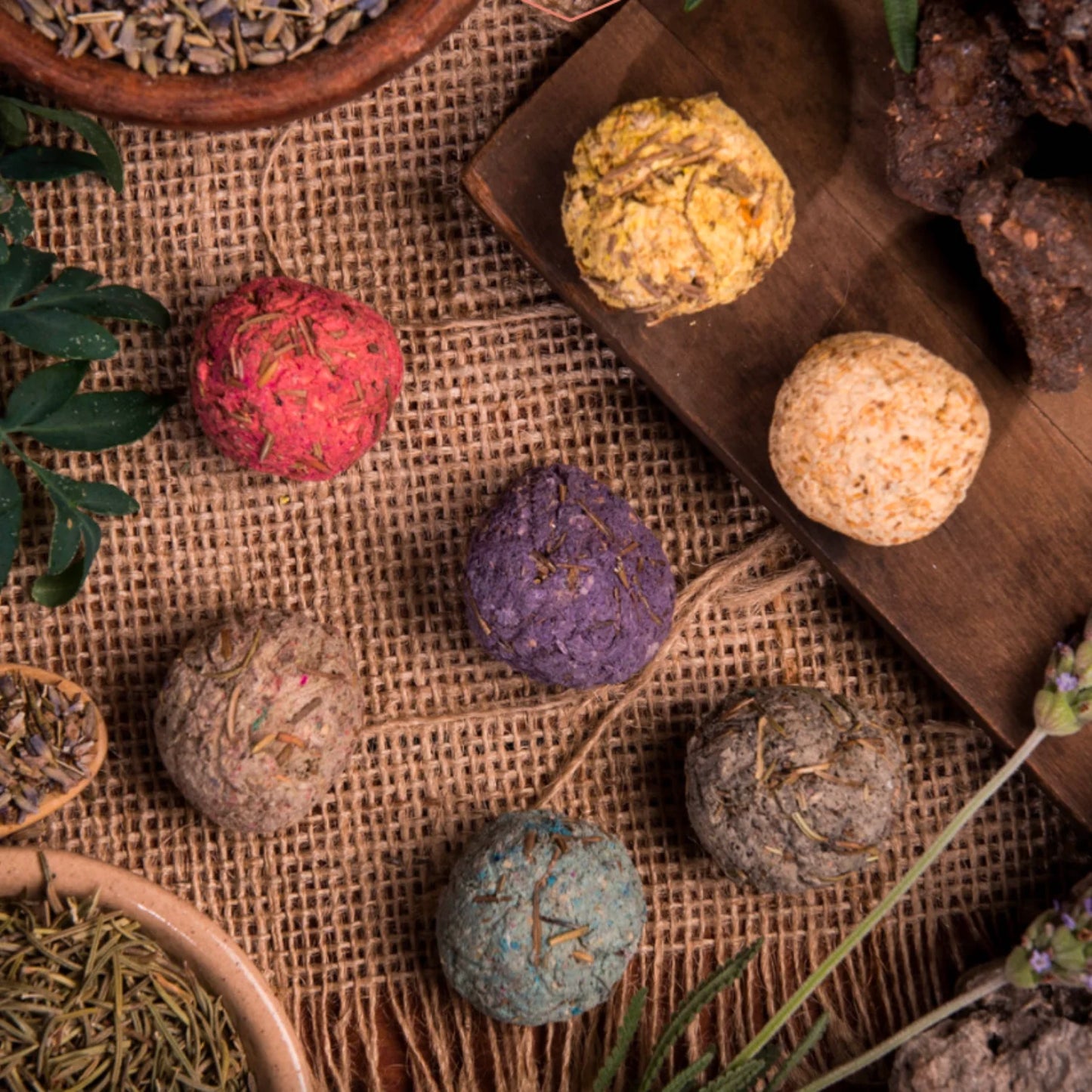 Sagrada Madre — Bombas de Limpieza Activada para Limpieza Energética, set de 4 bolas de incienso naturales con lavanda, incienso, mirra y romero para la purificación espiritual y la restauración de la armonía en tu hogar.